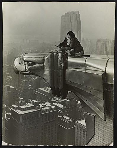 Исторически находки Снимка: Маргарет Бърк-Уайт НА ПОКРИВА, Крайслер Билдинг, Ню Йорк, Ню Йорк, 1932 година, Гаргойл